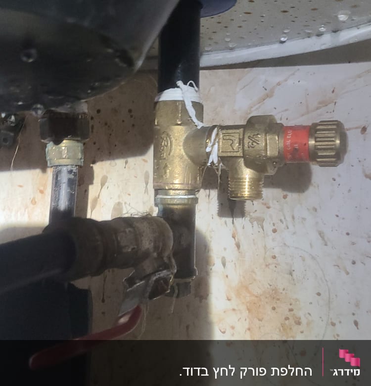 שסתום פליז עם צינור מחובר לדוד שמש